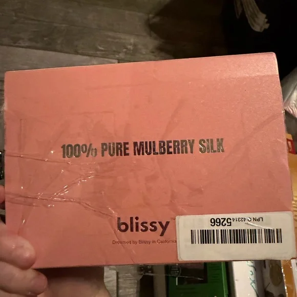 NIB Blissy Silk Pillowcase - 100% Pure Mulberry Silk (Rose Gold, King) - Picture 3 of 3